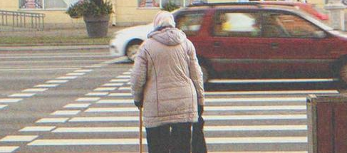 Ein Teenager hilft einer blinden alten Frau beim Überqueren der Straße und erhält später ein Erbe von ihr   Story des Tages